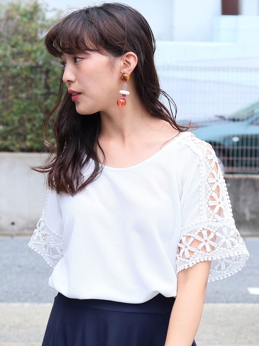 ホワイト系のTシャツ/カットソーを着用したレディースの夏コーディネートの1枚目の写真