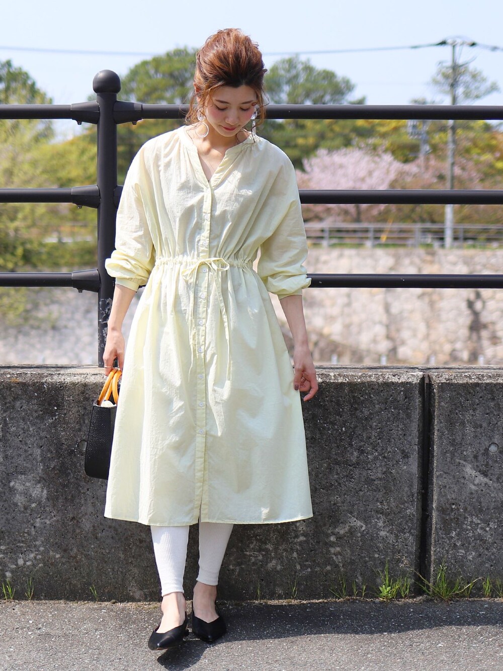 「ワンピース、イエロー、大人カジュアル、休日スタイル、休日コーデ、ootd、シャツスタイル、ママコーデ、outfit、reca」｜「recaのガウンシャツワンピース（シャツワンピース、ベージュ系）」を使った、recastaffさん（レディース・167cm）の春コーディネートの1枚目の写真