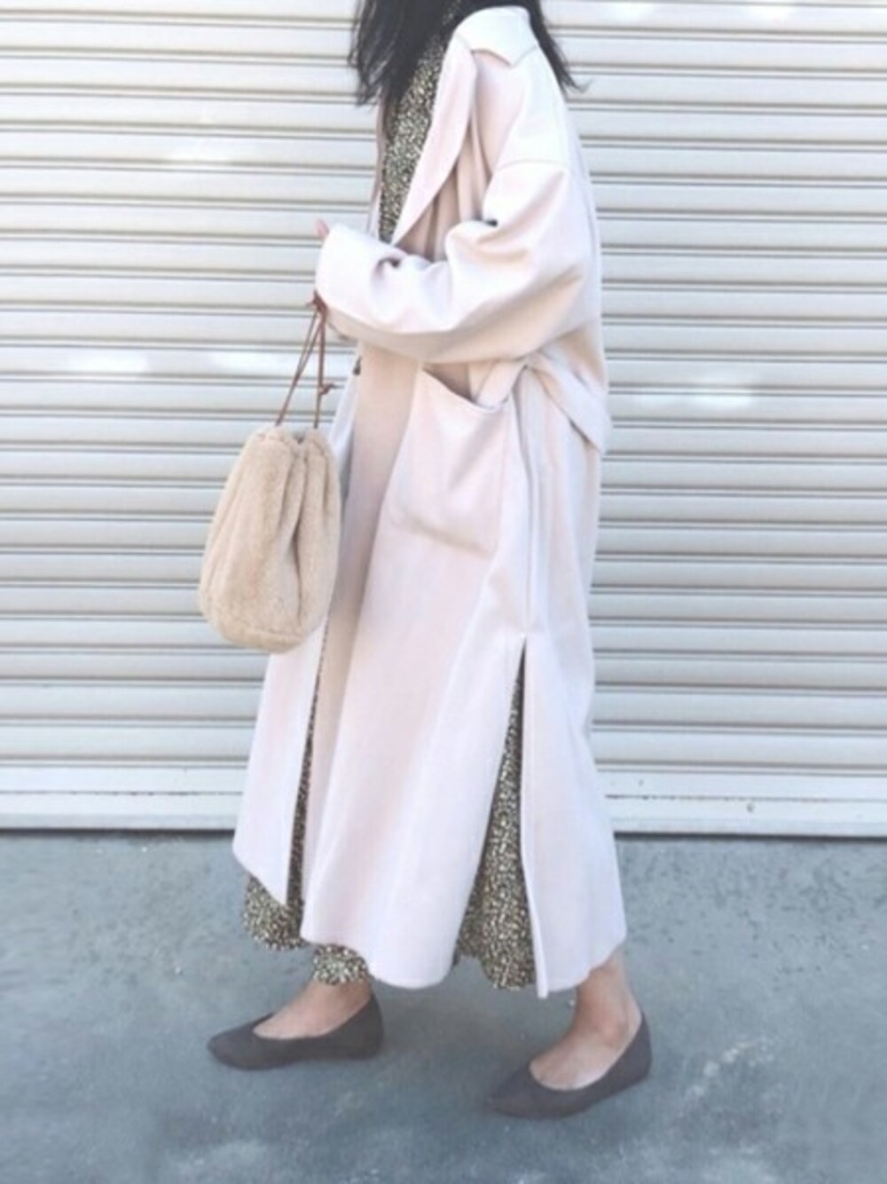 「コート、冬コーデ、大人カジュアル、冬、ビックシルエット、ootd、コーディネート、outfit、オトナカジュアル、reca」｜「recaのサイドスリットビックシルエットロングコート（チェスターコート、ホワイト系）」を使った、recastaffさん（レディース・166cm）の秋コーディネートの1枚目の写真
