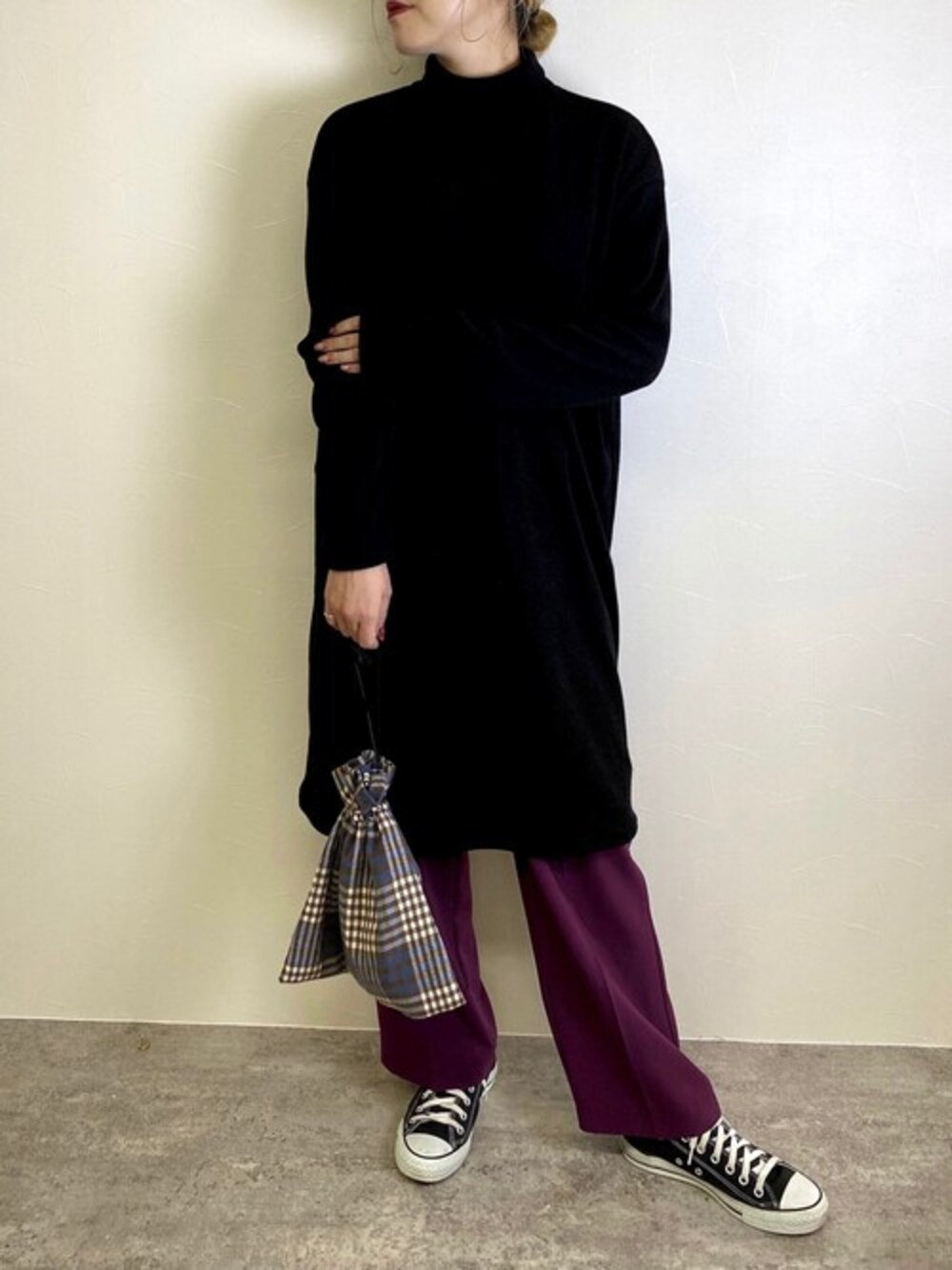 ブラック系のチュニックを着用したレディースの秋コーディネートの1枚目の写真