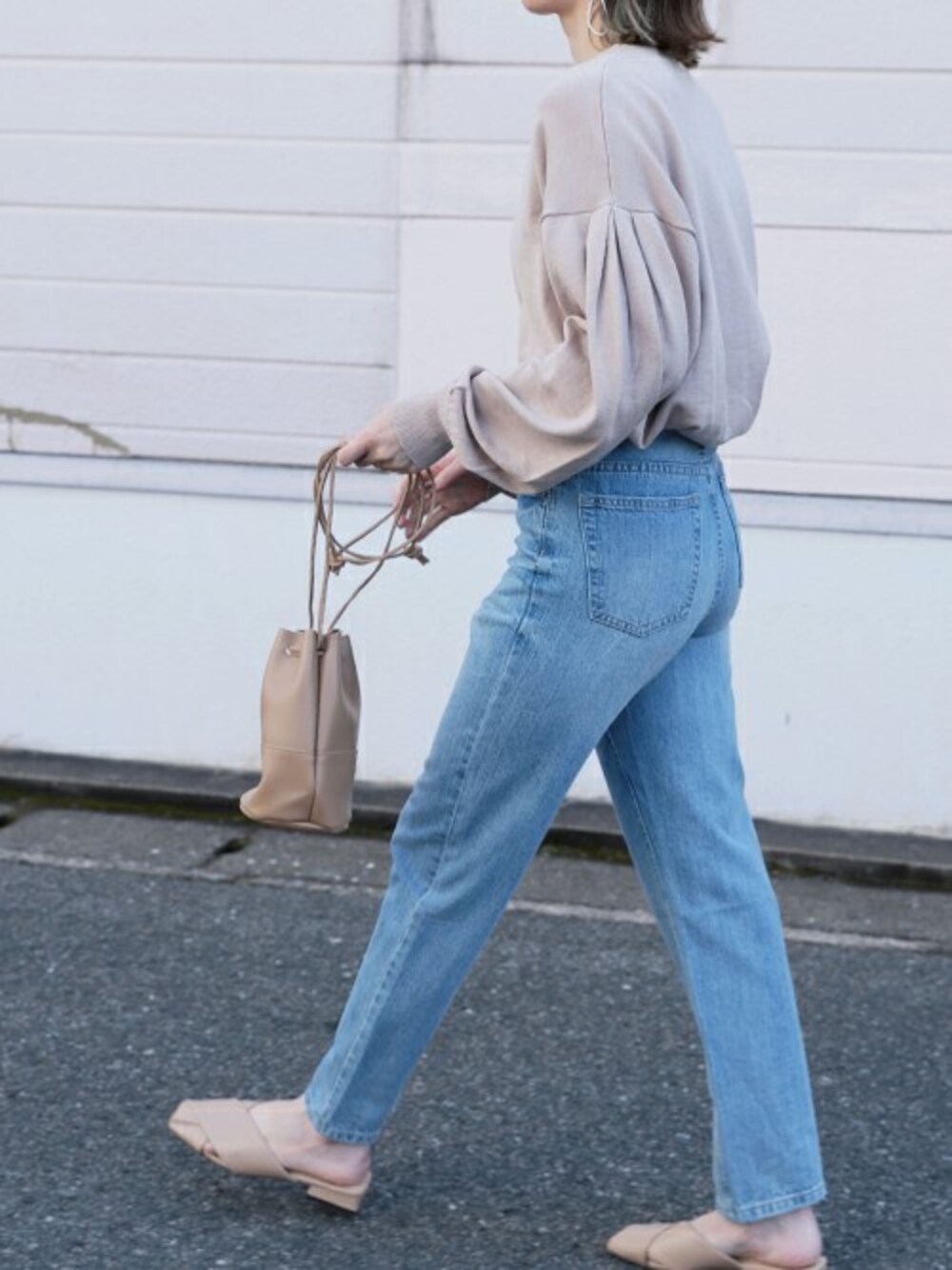 パープル系のニット/セーターを着用したレディースの冬コーディネートの1枚目の写真