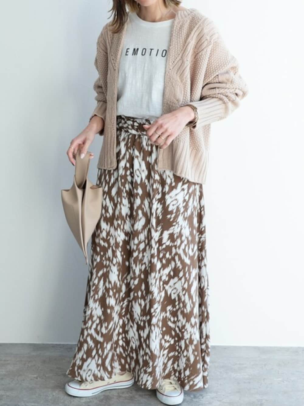 ベージュ系のカーディガン/ボレロ、ベージュ系のスカートを着用したレディースの冬コーディネートの1枚目の写真