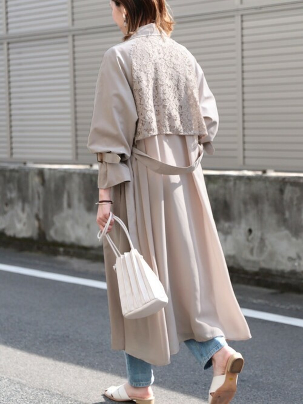 ベージュ系のトレンチコートを着用したレディースの春コーディネートの1枚目の写真