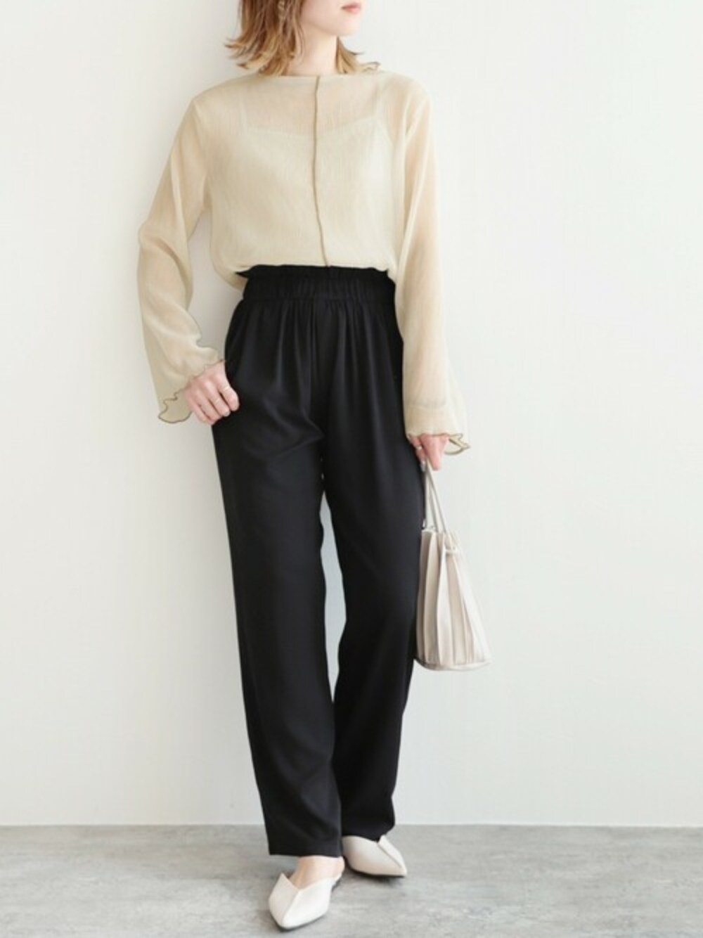 ベージュ系のシャツ/ブラウス、ブラック系のその他パンツを着用したレディースの春コーディネートの1枚目の写真