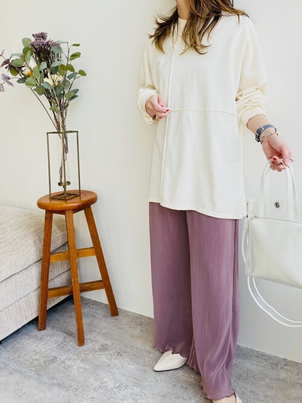 ピンク系のその他パンツ、ホワイト系のTシャツ/カットソーを着用したレディースの春コーディネートの1枚目の写真