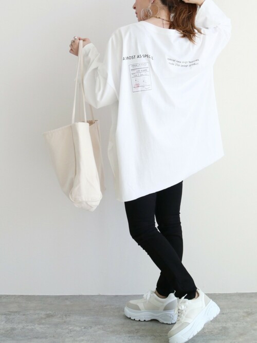 ホワイト系のTシャツ/カットソーを着用したレディースの春コーディネートの1枚目の写真