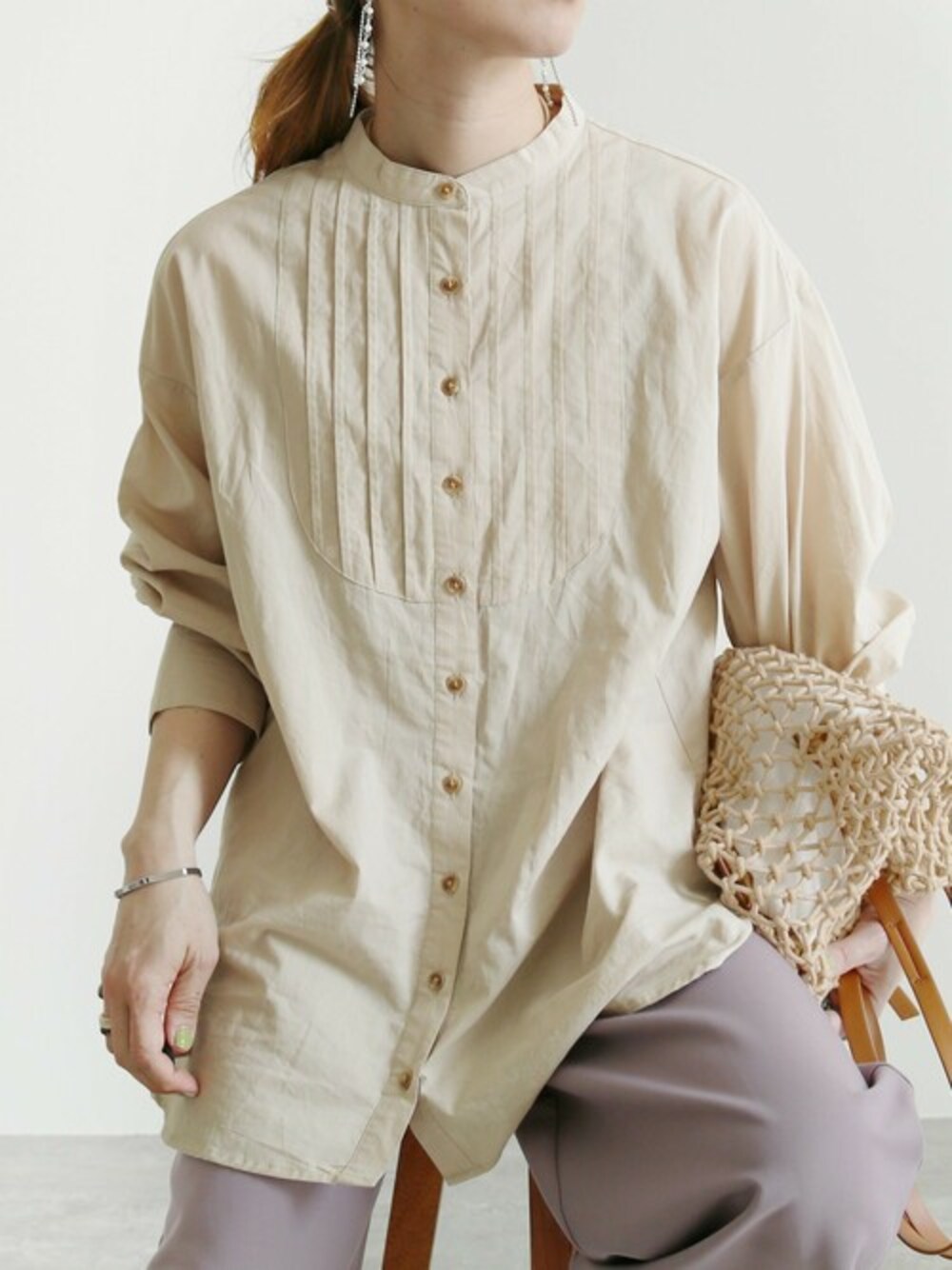 ベージュ系のシャツ/ブラウスを着用したレディースの春コーディネートの1枚目の写真