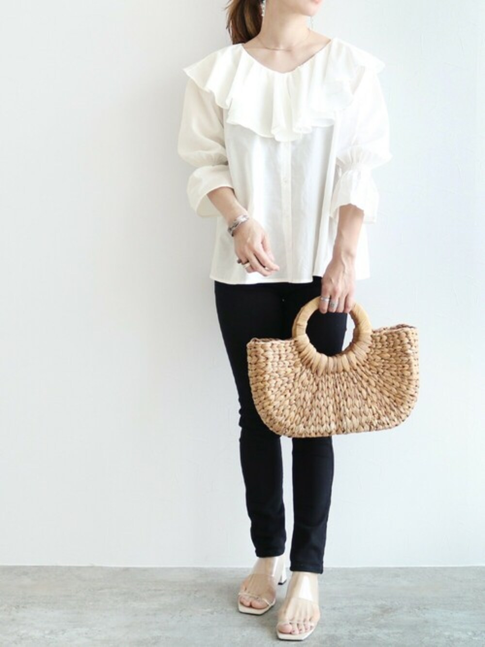 「ブラウス、フリル、大人カジュアル、オフホワイト、フェミニン、きれいめカジュアル、春コーデ、ゆったりコーデ、reca、recaコーデ」｜「recaのラッフルブラウス（シャツ/ブラウス、ホワイト系）」を使った、recastaffさん（レディース・156cm）の春コーディネートの1枚目の写真