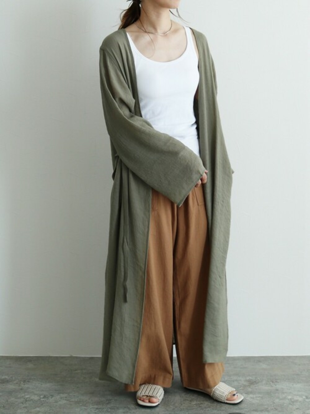 ホワイト系のカーディガン/ボレロを着用したレディースの春コーディネートの1枚目の写真