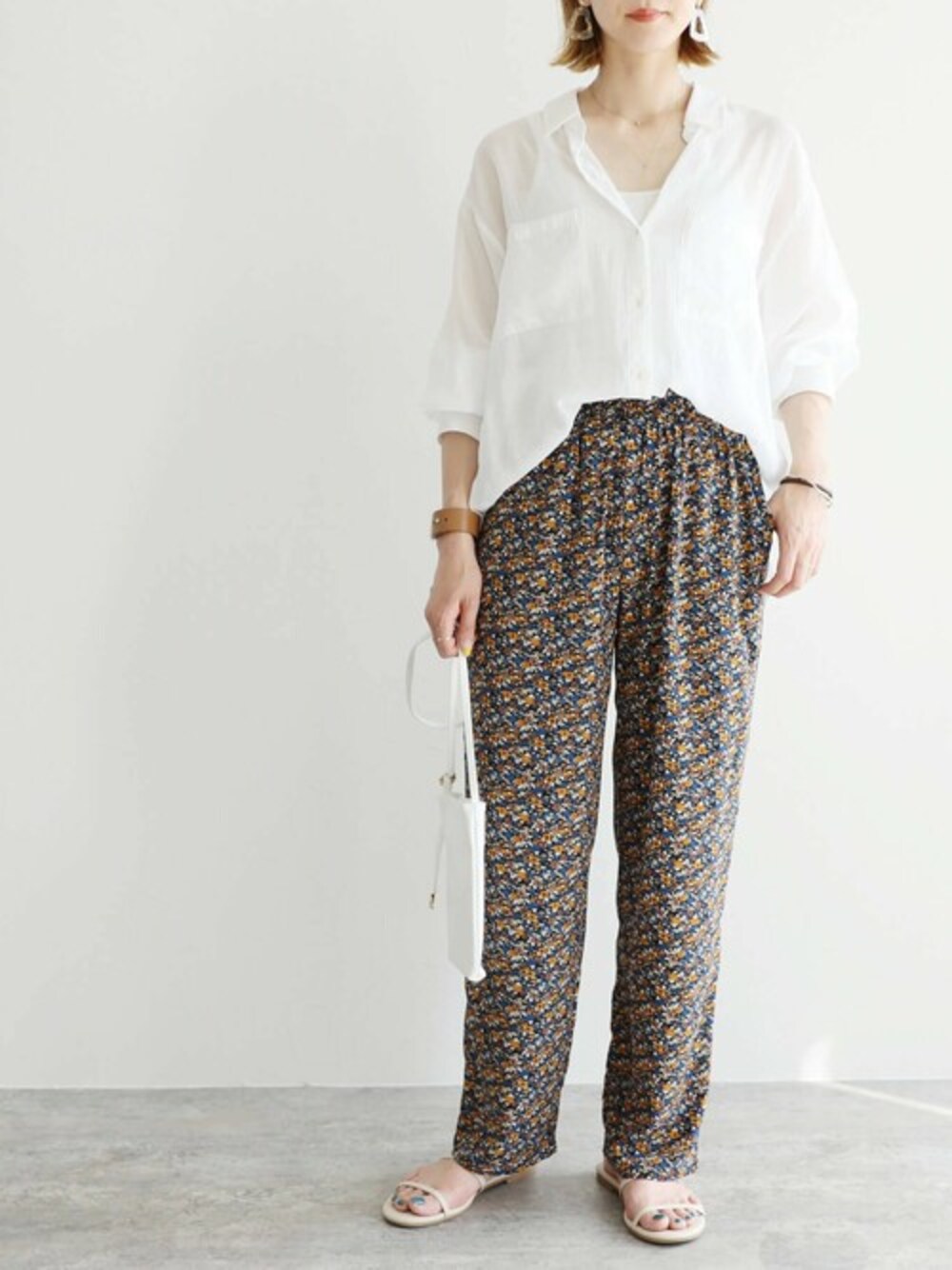 ブルー系のその他パンツ、ホワイト系のシャツ/ブラウスを着用したレディースの夏コーディネートの1枚目の写真