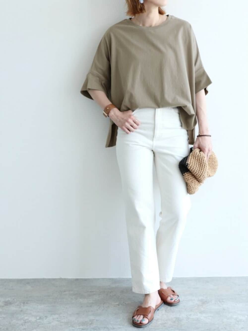 ベージュ系のTシャツ/カットソーを着用したレディースの夏コーディネートの1枚目の写真