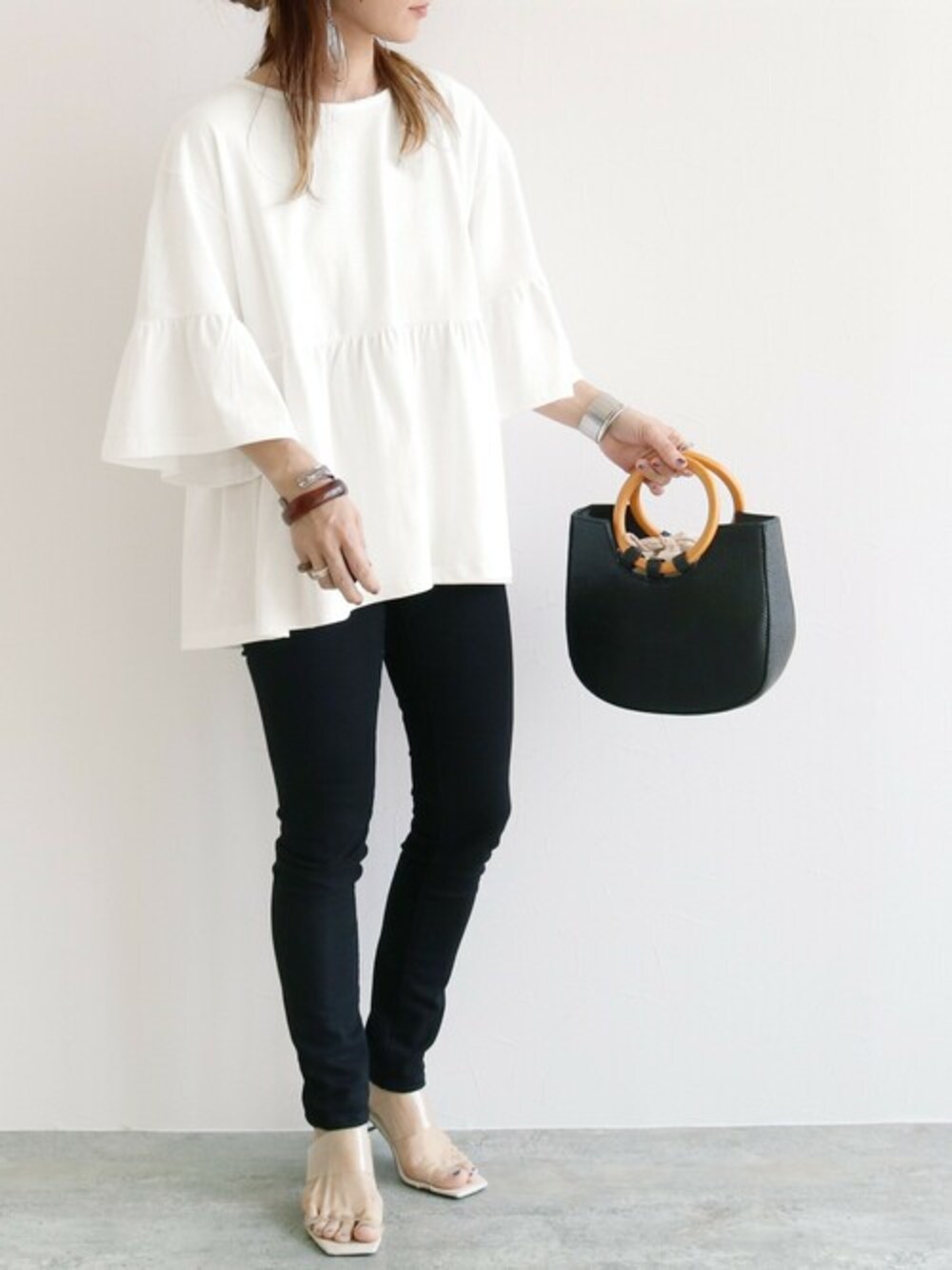 ホワイト系のTシャツ/カットソーを着用したレディースの夏コーディネートの1枚目の写真