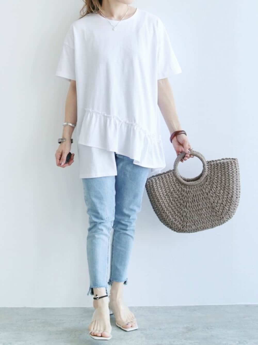 ホワイト系のTシャツ/カットソーを着用したレディースの夏コーディネートの1枚目の写真