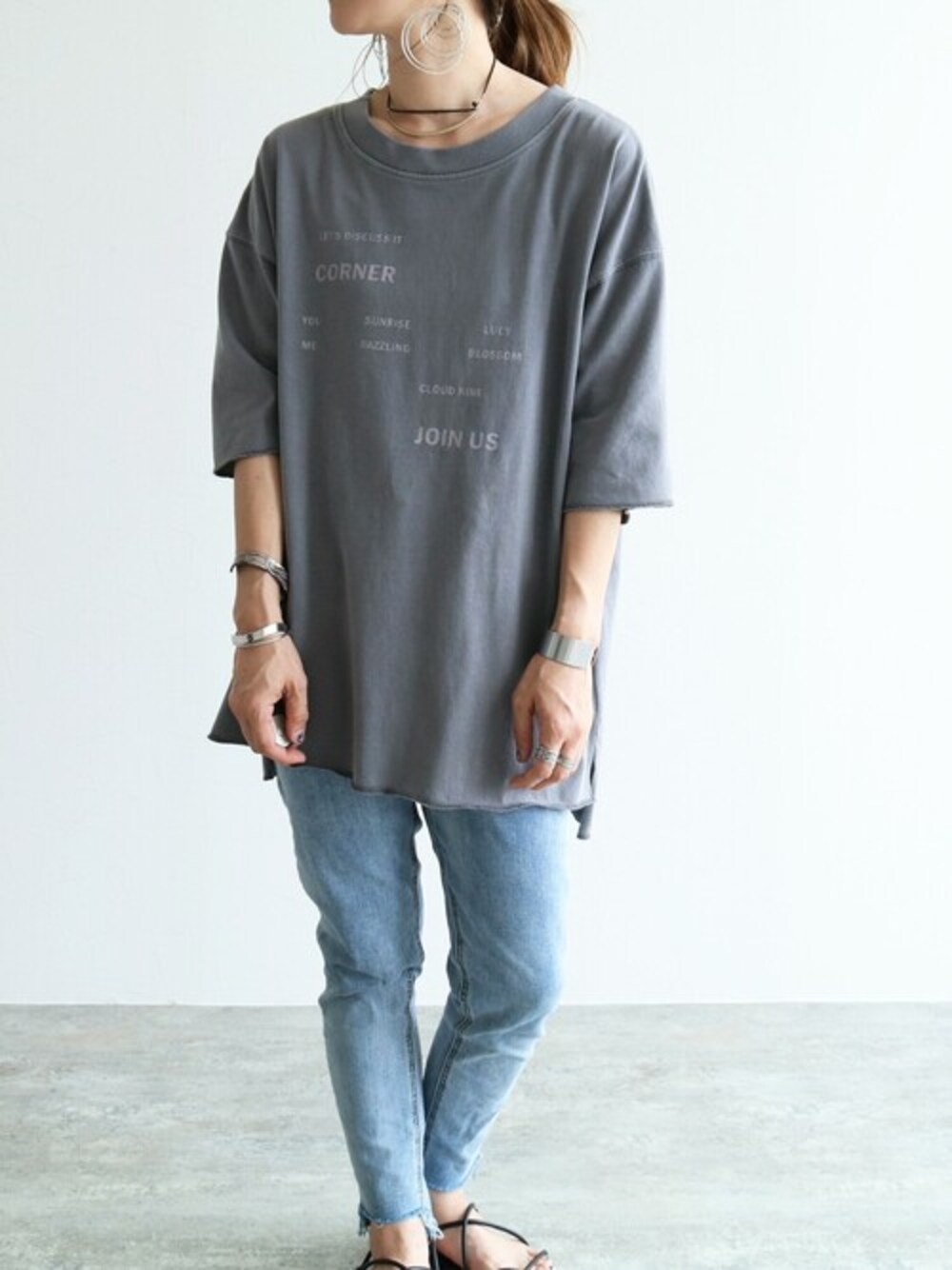 グレー系のTシャツ/カットソーを着用したレディースの夏コーディネートの1枚目の写真