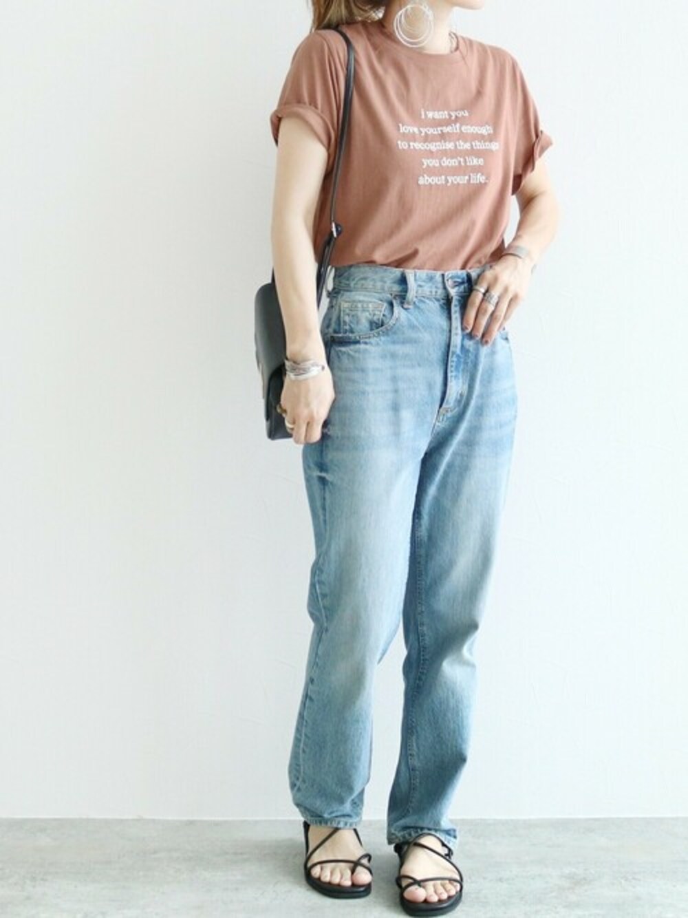ピンク系のTシャツ/カットソーを着用したレディースの夏コーディネートの1枚目の写真