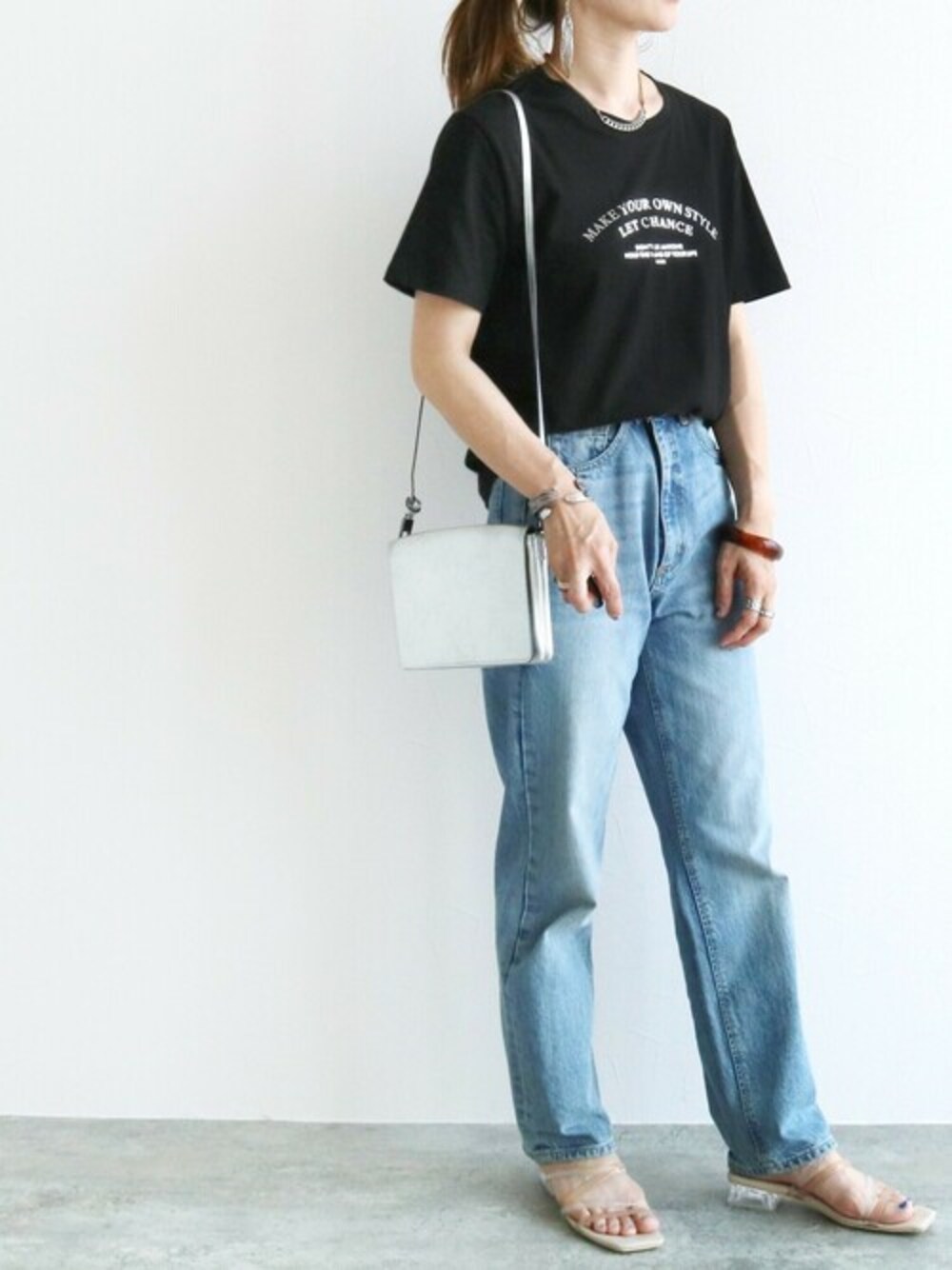 ブラック系のTシャツ/カットソーを着用したレディースの夏コーディネートの1枚目の写真