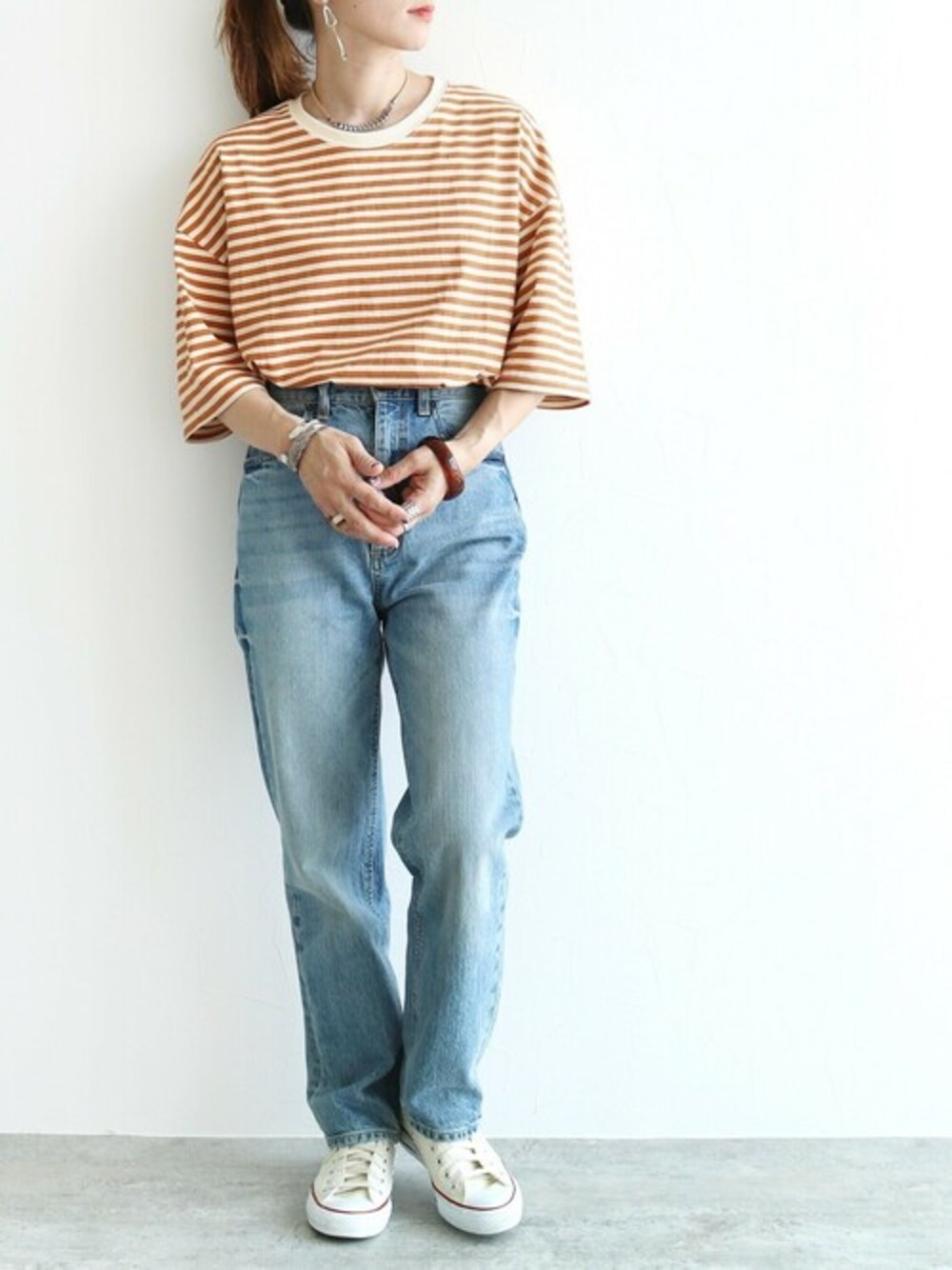 ブラウン系のTシャツ/カットソーを着用したレディースの夏コーディネートの1枚目の写真