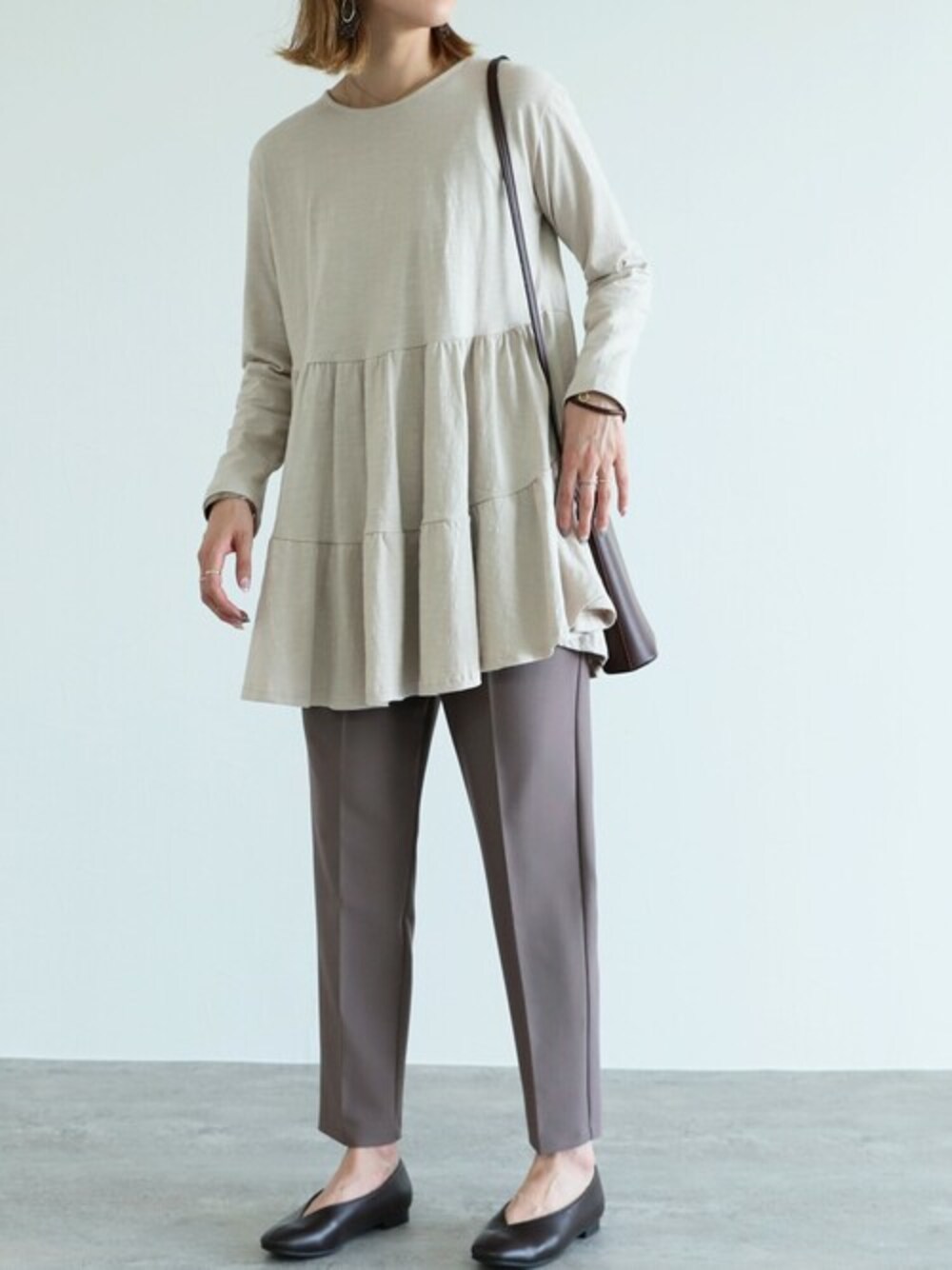 ブラウン系のその他パンツ、ベージュ系のTシャツ/カットソーを着用したレディースの夏コーディネートの1枚目の写真