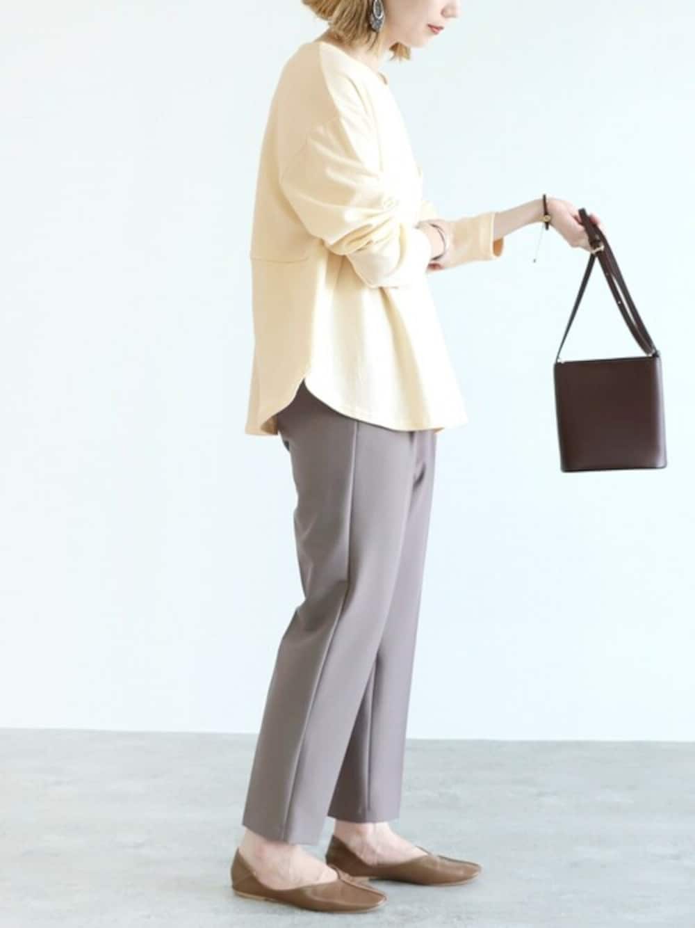 ホワイト系のTシャツ/カットソー、ベージュ系のその他パンツを着用したレディースの夏コーディネートの1枚目の写真