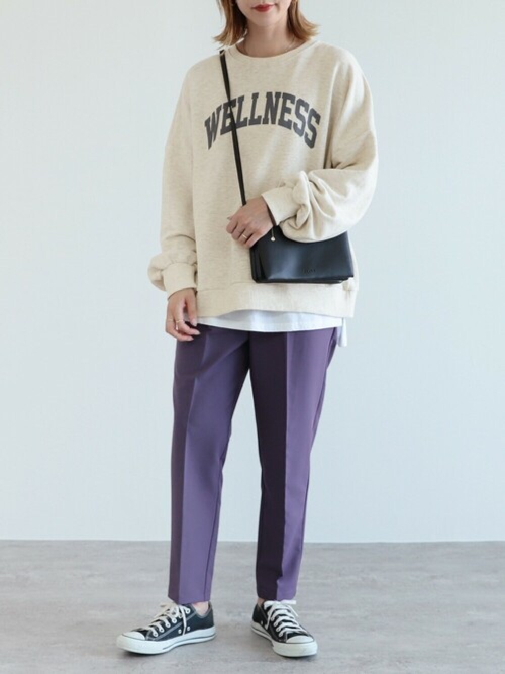 ベージュ系のスウェット、パープル系のその他パンツを着用したレディースの秋コーディネートの1枚目の写真