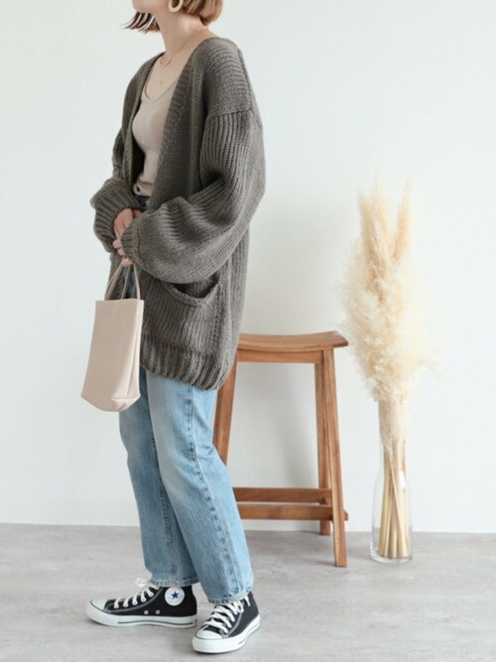 ベージュ系のカーディガン/ボレロを着用したレディースの秋コーディネートの1枚目の写真