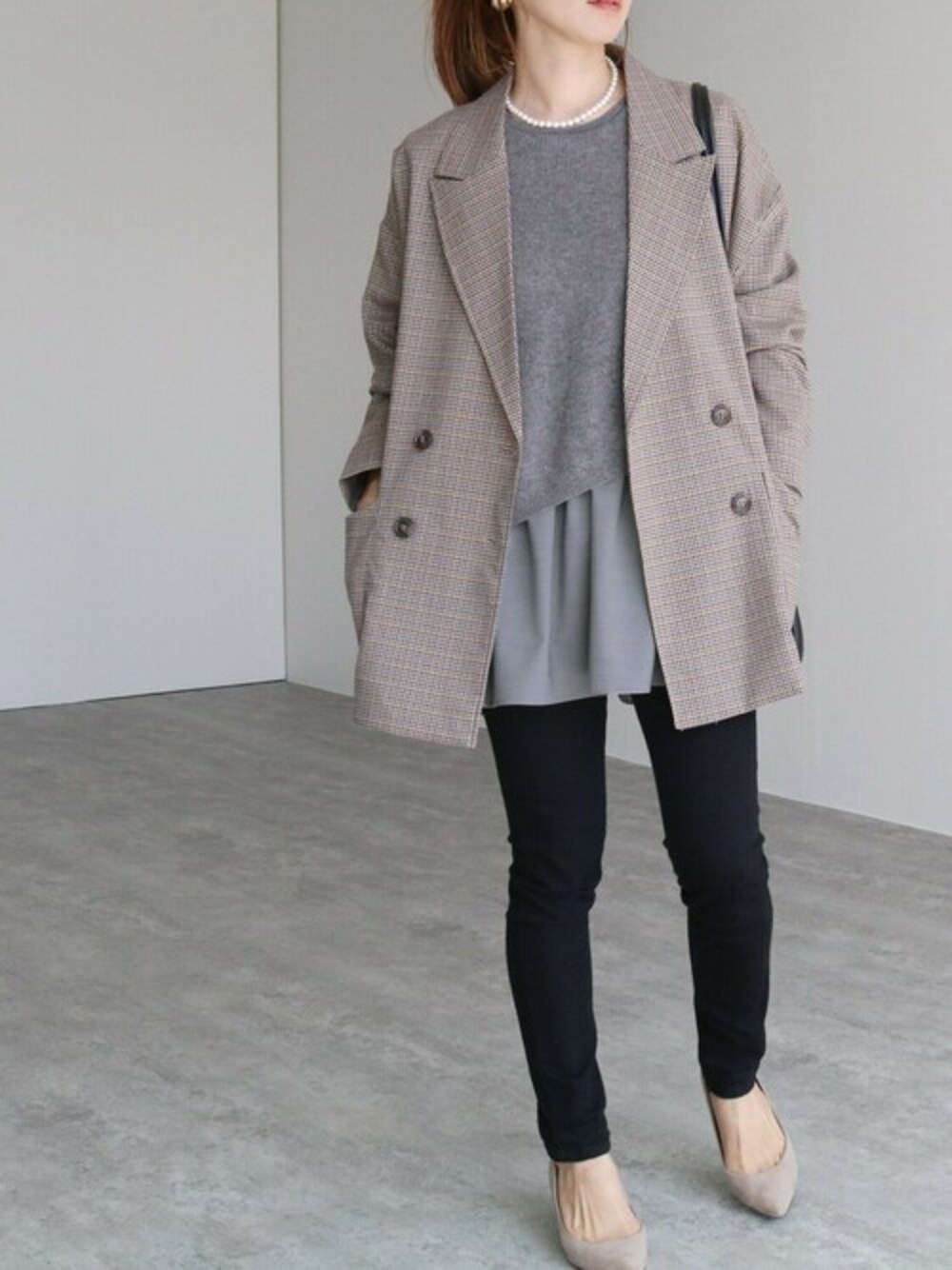 ベージュ系のニット/セーター、ベージュ系のテーラードジャケットを着用したレディースの秋コーディネートの1枚目の写真