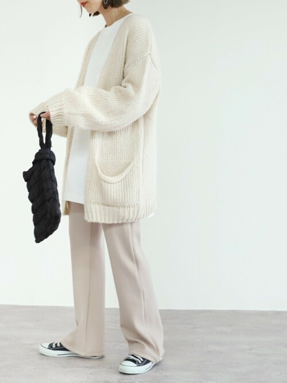 ベージュ系のその他パンツ、ホワイト系のスウェット、ホワイト系のカーディガン/ボレロを着用したレディースの秋コーディネートの1枚目の写真