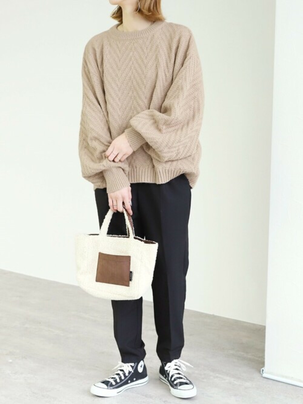 ベージュ系のニット/セーターを着用したレディースの冬コーディネートの1枚目の写真
