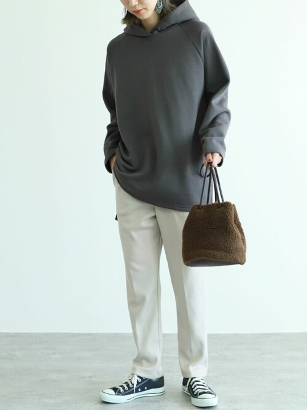 グレー系のその他パンツ、グレー系のパーカーを着用したレディースの冬コーディネートの1枚目の写真