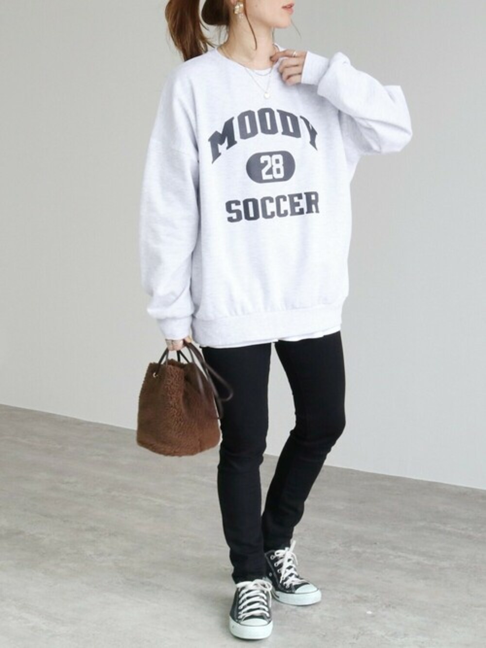 グレー系のスウェットを着用したレディースの冬コーディネートの1枚目の写真