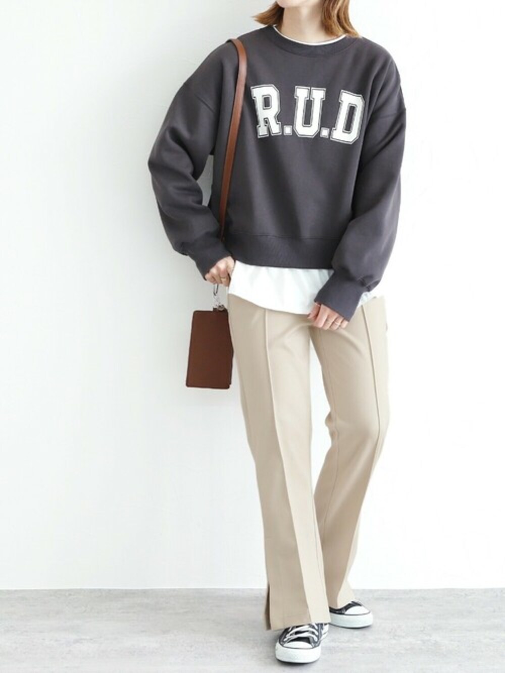 ベージュ系のその他パンツを着用したレディースの冬コーディネートの1枚目の写真