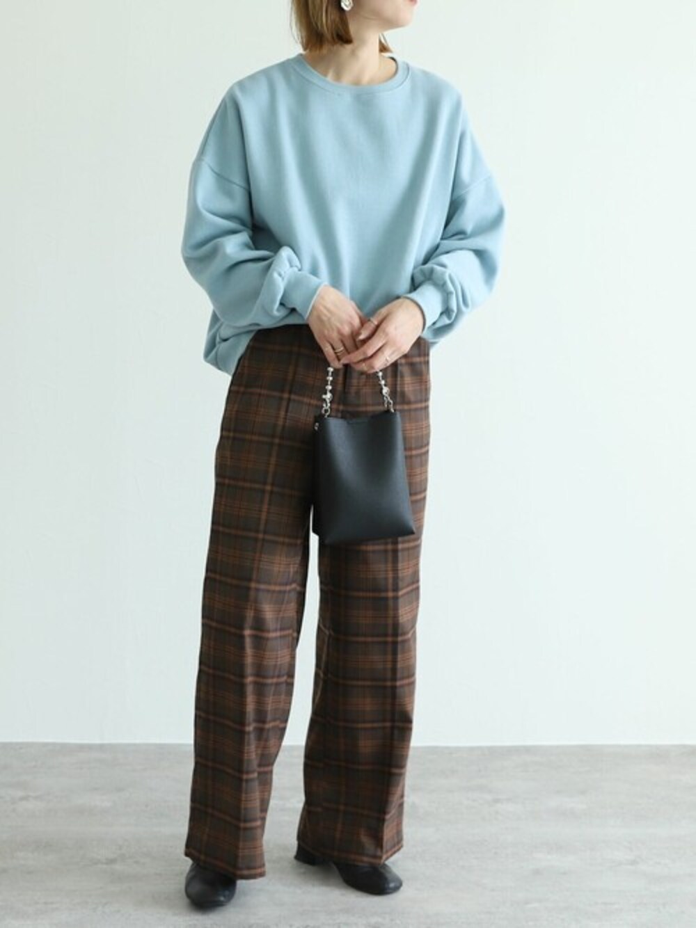 ブルー系のスウェットを着用したレディースの冬コーディネートの1枚目の写真