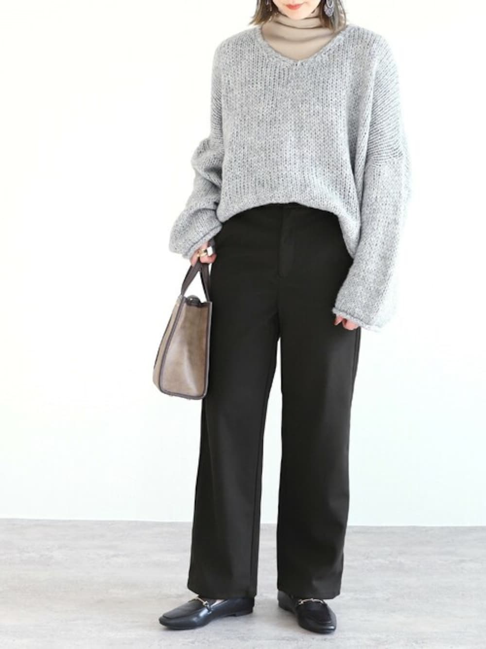 ブラック系のその他パンツを着用したレディースの冬コーディネートの1枚目の写真