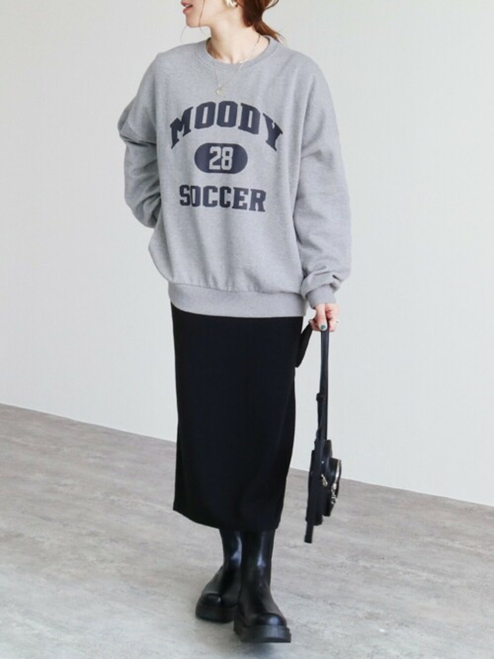 グレー系のスウェットを着用したレディースの冬コーディネートの1枚目の写真