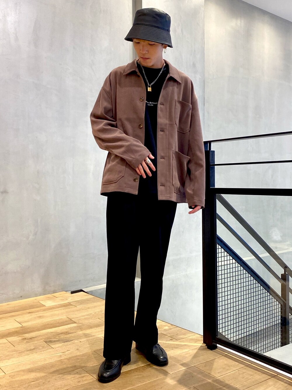 「秋のコーデ、オーバーサイズ、大人カジュアル、ワイドパンツ、プチプラ、モード、バケットハット、ラクチンコーデ、センスオブプレイス、韓国ファッション」｜「SENSE OF PLACE by URBAN RESEARCHのエコレザーバケットハット（ハット、ブラック系）」を使った、せっこさん（メンズ・178cm）の秋コーディネートの1枚目の写真