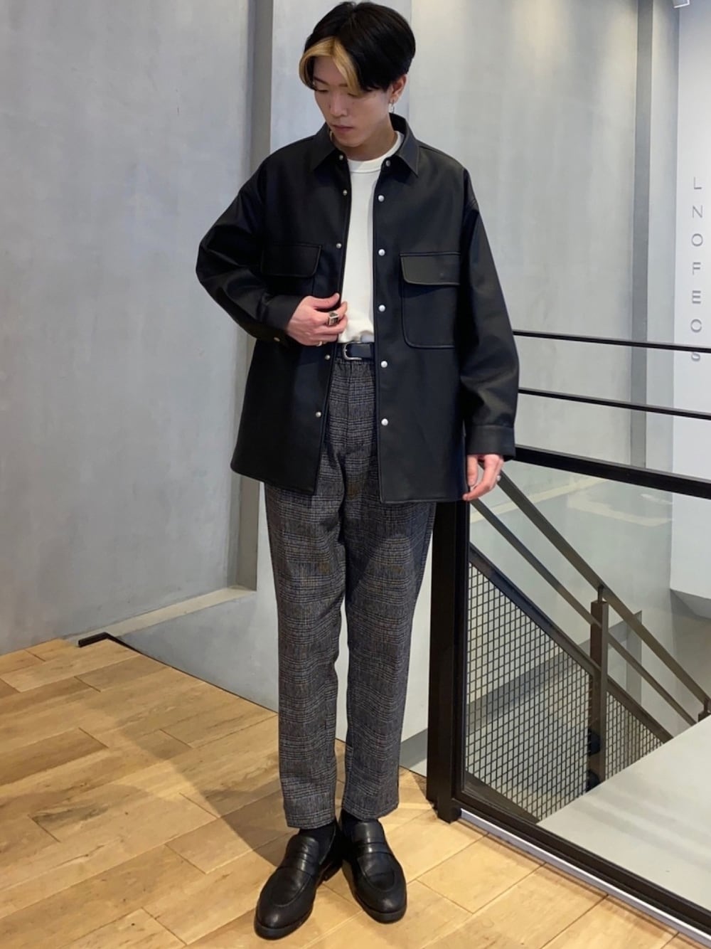「レザージャケット、モード、チェック柄に恋してる、チェックパンツ、きれいめカジュアル、大人カジュアル、オーバーサイズ、プチプラ、SENSEOFPLACE、CPOジャケット」｜「SENSE OF PLACE by URBAN RESEARCHのエコレザージャケット（その他アウター、ブラック系）」を使った、せっこさん（メンズ・178cm）の秋コーディネートの1枚目の写真