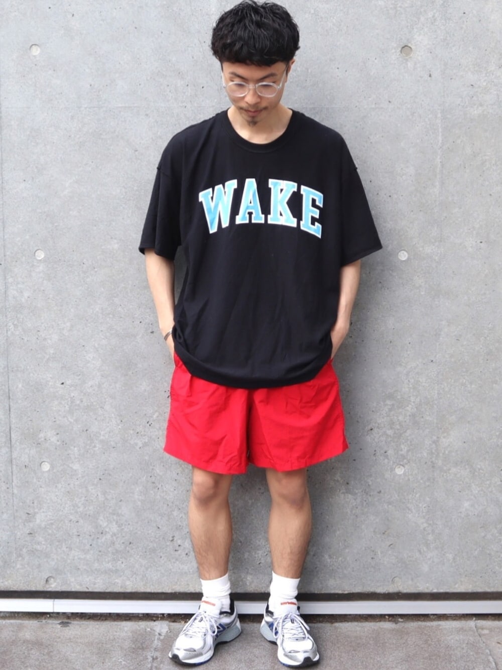 ブラック系のTシャツ/カットソー、レッド系のその他パンツ、シルバー系のスニーカーを着用したメンズの夏コーディネートの1枚目の写真