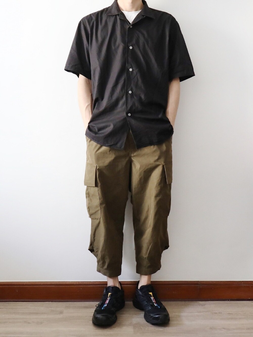 ブラック系のスニーカー、グリーン系のパンツ、ブラック系のシャツ/ブラウスを着用したメンズの春コーディネートの1枚目の写真