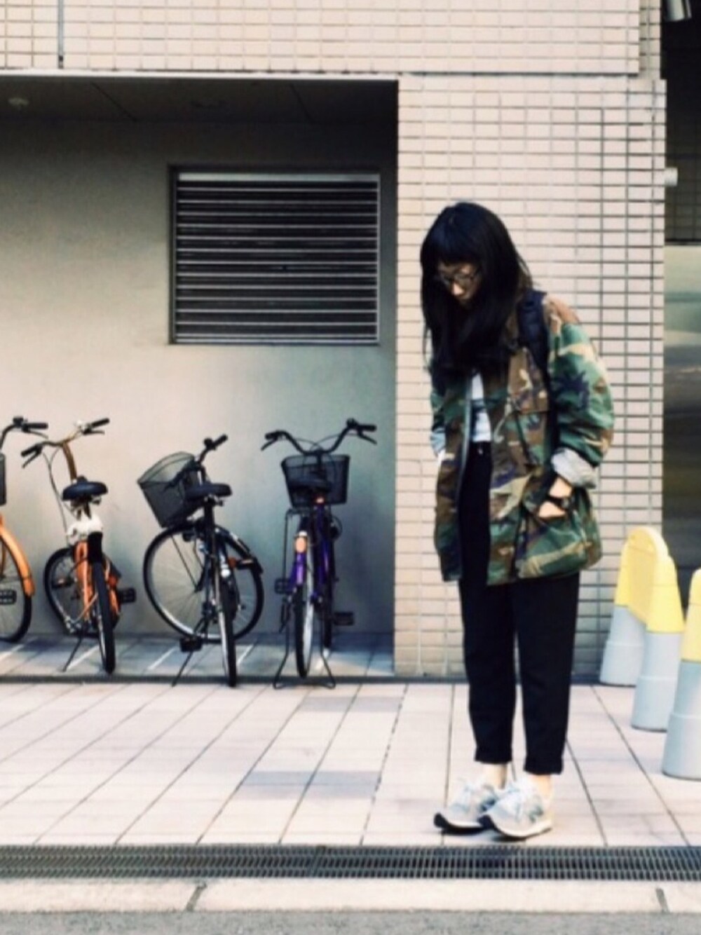 ブラック系のパンツ、グレー系のスニーカー、ブラック系のバックパック/リュックを着用したレディースの秋コーディネートの1枚目の写真