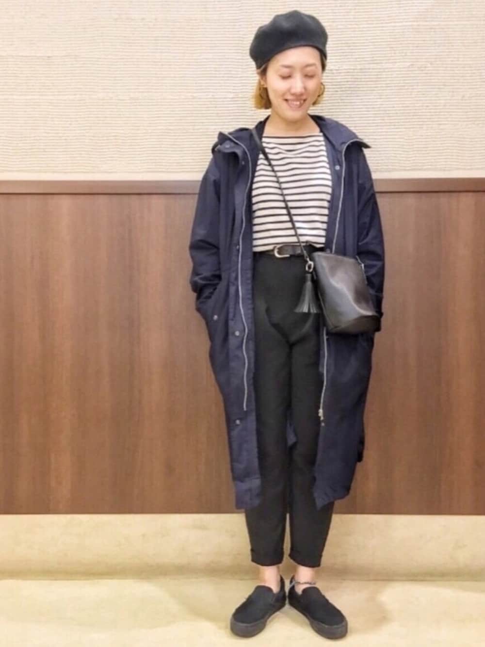 ブラック系のパンツ、ブラック系のショルダーバッグ、ホワイト系のTシャツ/カットソーを着用したレディースの春コーディネートの1枚目の写真