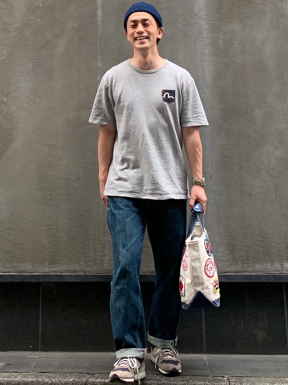 グレー系のTシャツ/カットソーを着用したメンズの夏コーディネートの1枚目の写真