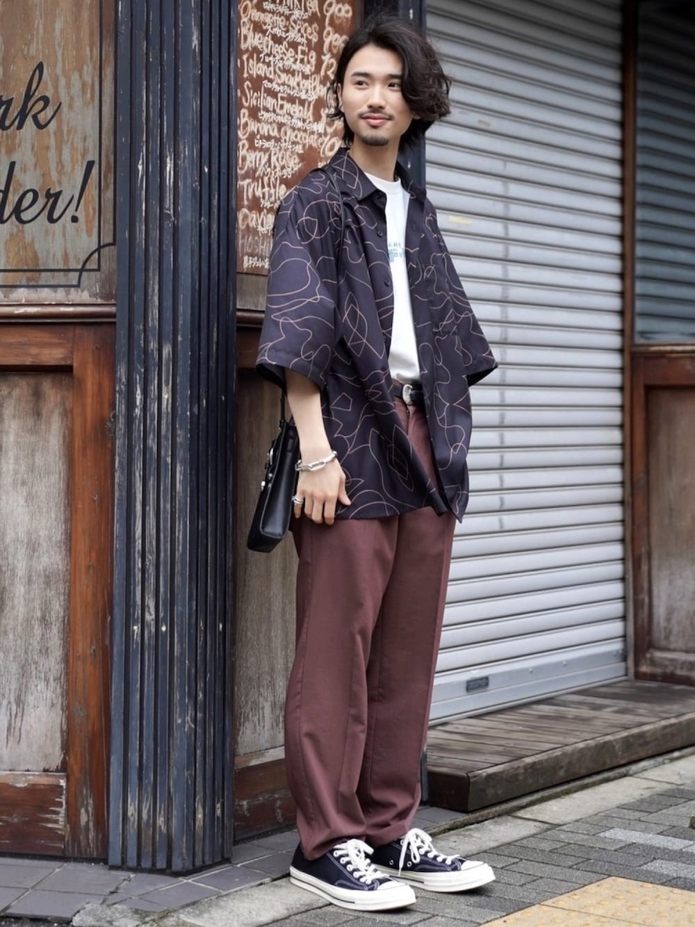 ブラック系のシャツ/ブラウス、ホワイト系のTシャツ/カットソー、ブラウン系のスラックスを着用したメンズの夏コーディネートの1枚目の写真