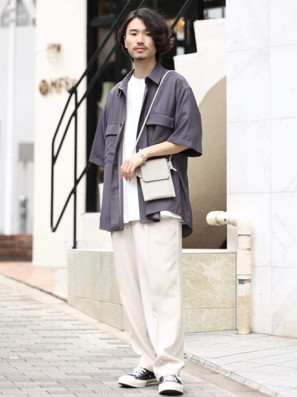 グレー系のシャツ/ブラウス、ホワイト系のTシャツ/カットソー、ブラック系のスニーカーを着用したメンズの夏コーディネートの1枚目の写真