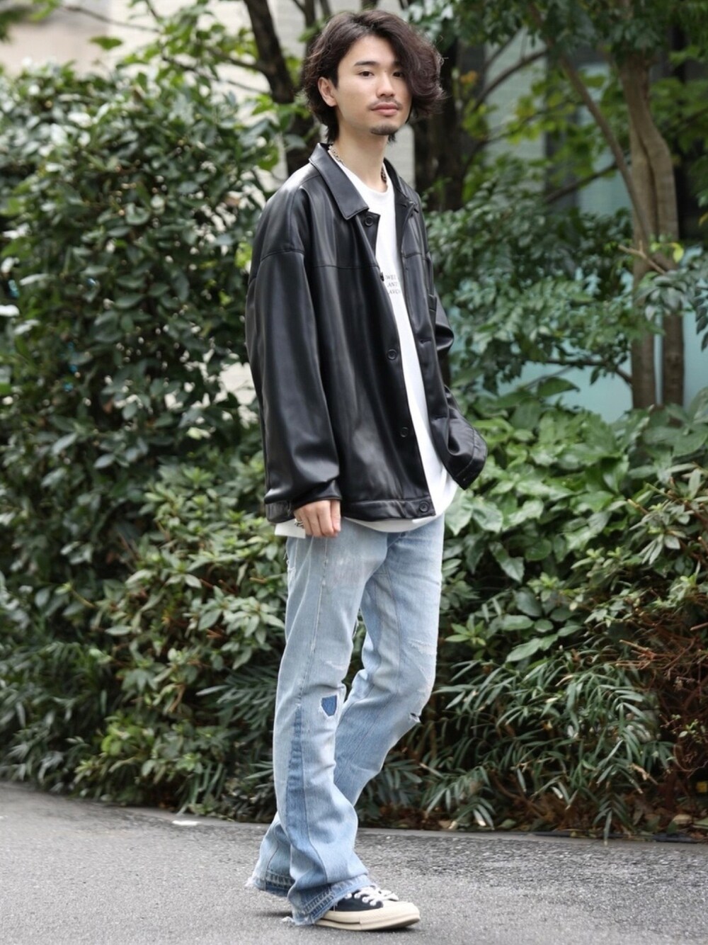 ブラック系のブルゾン、ホワイト系のTシャツ/カットソー、ブルー系のデニムパンツを着用したメンズの秋コーディネートの1枚目の写真