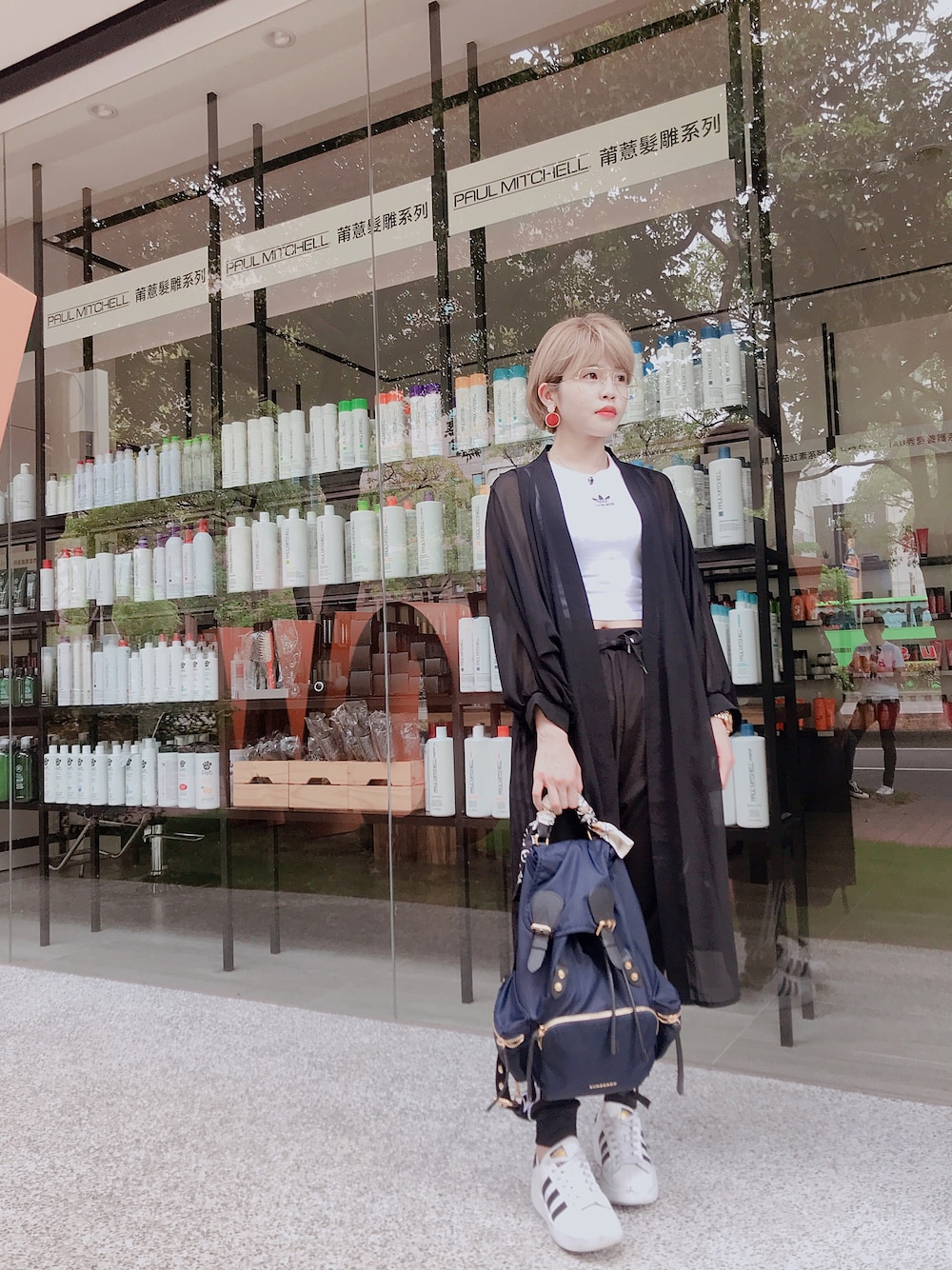 ホワイト系のTシャツ/カットソー、ホワイト系のスニーカー、ブルー系のバックパック/リュックを着用したレディースの夏コーディネートの1枚目の写真