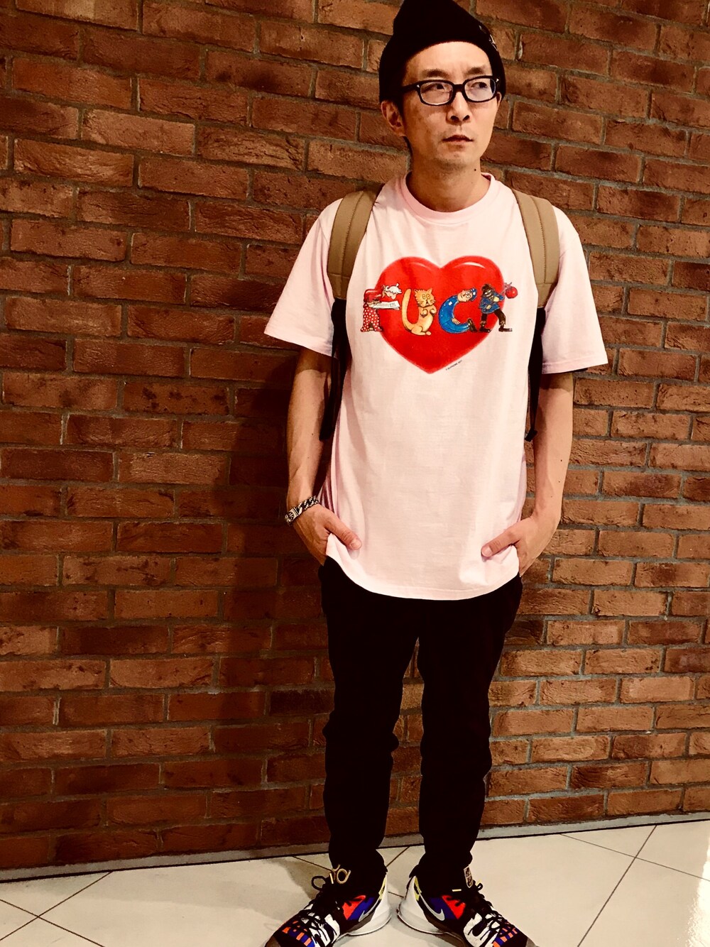 「street、supreme、palace、NIKE、Tシャツ」｜「PALACEのアイテム（ニットキャップ/ビーニー、ブラック系）」を使った、JIMMYさん（メンズ・170cm）の春コーディネートの1枚目の写真