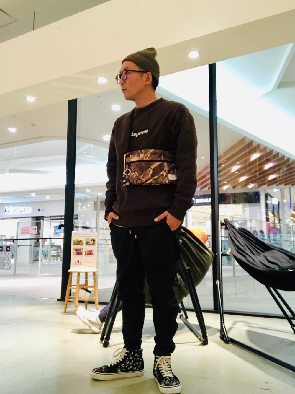 「散髪、ストリート、streetstyle、streetfashion、supreme、UNIQLO、VANS」｜「UNIQLOのアイテム（ニットキャップ/ビーニー、グリーン系）」を使った、JIMMYさん（メンズ・170cm）の秋コーディネートの1枚目の写真