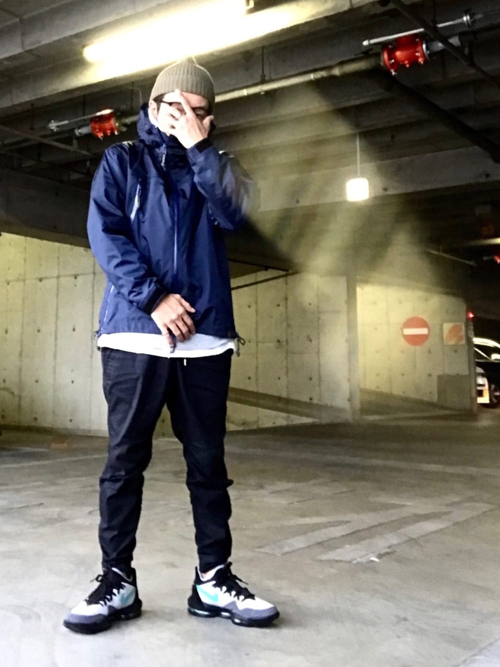 「やっぱりストリートが好き、streetstyle、sneakers、atoms、マウンテンパーカー、冬コーデ」｜「UNIQLOのアイテム（ニットキャップ/ビーニー、グリーン系）」を使った、JIMMYさん（メンズ・170cm）の秋コーディネートの1枚目の写真