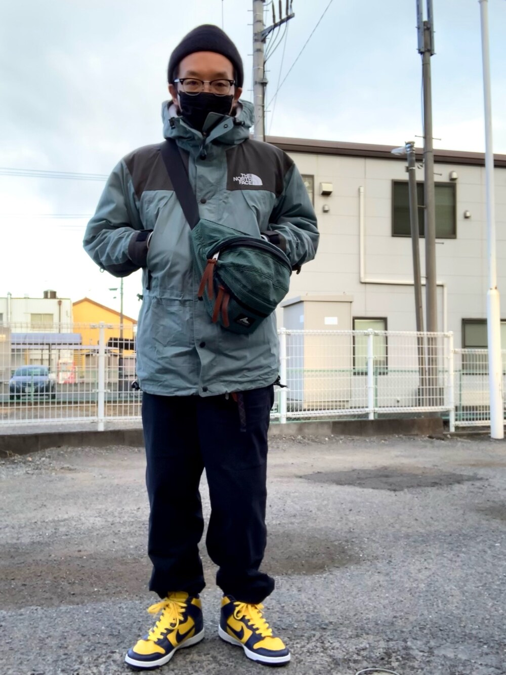 「supreme、THE NORTH FACE、90s THE NORTH FACE、Gregory、NIKE、dunk、90s DUNK、スニーカー、みんなでコロナ対策」｜「Supreme のアイテム（キャップ、ブラック系）」を使った、JIMMYさん（メンズ・170cm）の冬コーディネートの1枚目の写真