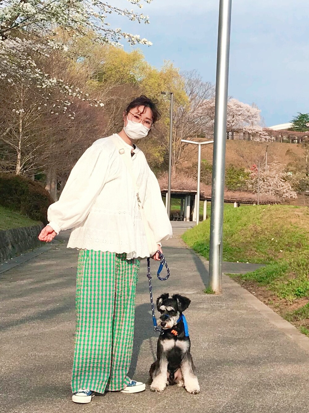 「看護師、152cm、ジムニー女子、BEAMS BOY」｜「BEAMS BOYのBEAMS BOY / カットワーク ロングスリーブ スモック（シャツ/ブラウス、ホワイト系）」を使った、あずささん（レディース・152cm）の春コーディネートの1枚目の写真